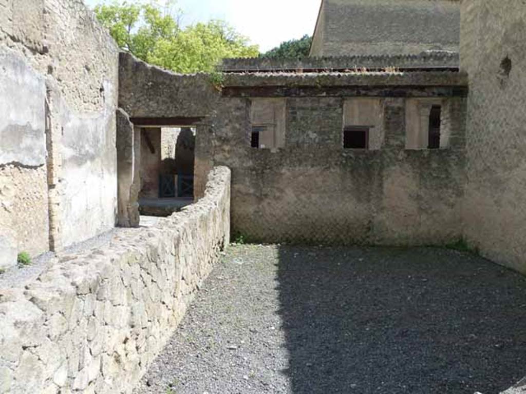 VI.1/7, Herculaneum. May 2010. Looking east towards corridor to entrance doorway at VI.7, from east portico. The room on the right may have been a waiting room for the palaestra. See Deiss, J.J. 1968. Herculaneum, a city returns to the sun. The History Book Club, UK. (p.112).
According to Maiuri, this area was two rooms which may have been used by the palaestra players (districtarium). See Maiuri, Amedeo, (1977). Herculaneum. 7th English ed, of Guide books to the Museums Galleries and Monuments of Italy, No.53 (p.39).